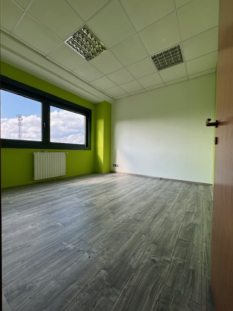 PIANIGA-Mellaredo-: situato lungo la statale Noalese a soli 15 km da Padova, questo spazio di 70 ...