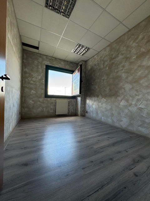 PIANIGA-Mellaredo-: situato lungo la statale Noalese a soli 15 km da Padova, questo spazio di 70 ...