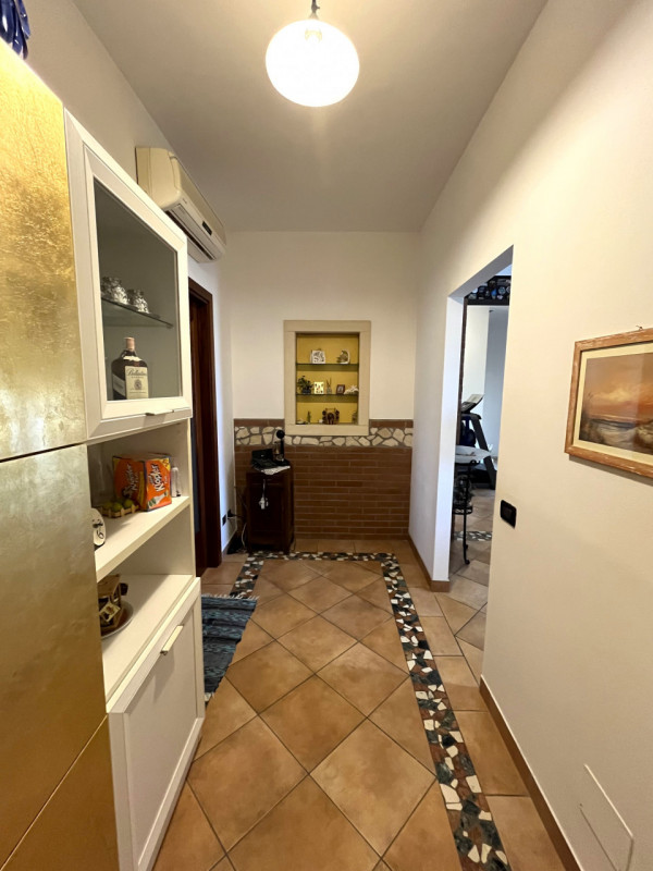 POJANA MAGGIORE: In contesto condominiale di tre unità, porzione abitativa sviluppata su tre live...