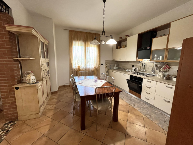 POJANA MAGGIORE: In contesto condominiale di tre unità, porzione abitativa sviluppata su tre live...