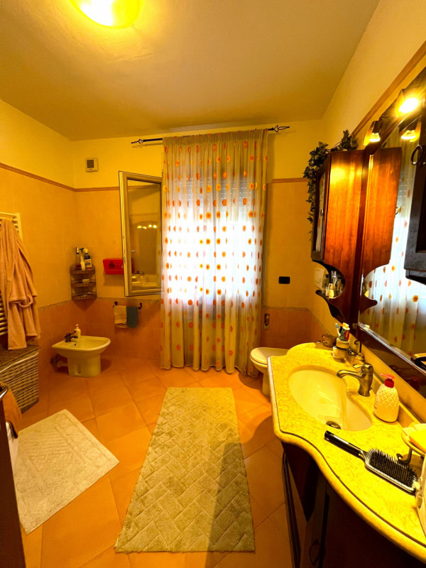 POJANA MAGGIORE: In contesto condominiale di tre unità, porzione abitativa sviluppata su tre live...