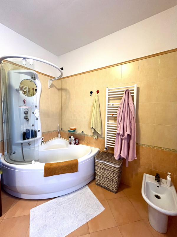 POJANA MAGGIORE: In contesto condominiale di tre unità, porzione abitativa sviluppata su tre live...