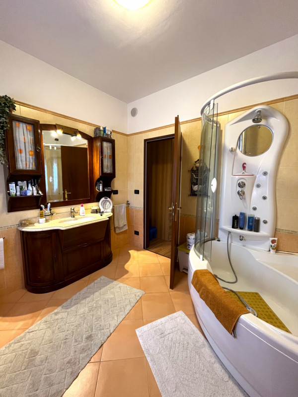 POJANA MAGGIORE: In contesto condominiale di tre unità, porzione abitativa sviluppata su tre live...