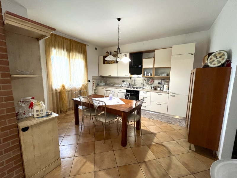 POJANA MAGGIORE: In contesto condominiale di tre unità, porzione abitativa sviluppata su tre live...