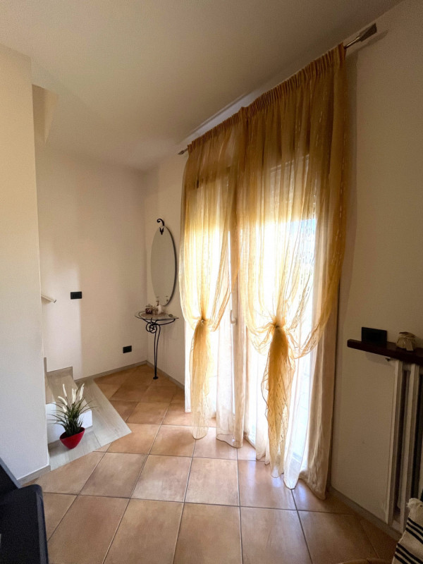 POJANA MAGGIORE: In contesto condominiale di tre unità, porzione abitativa sviluppata su tre live...