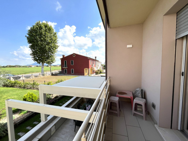 POJANA MAGGIORE: In contesto condominiale di tre unità, porzione abitativa sviluppata su tre live...