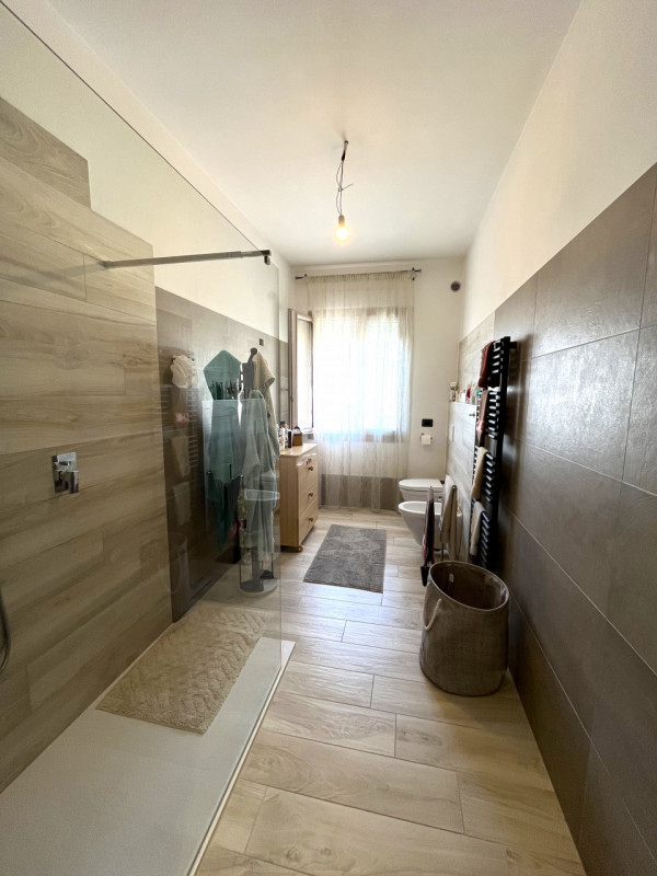 POJANA MAGGIORE: In contesto condominiale di tre unità, porzione abitativa sviluppata su tre live...