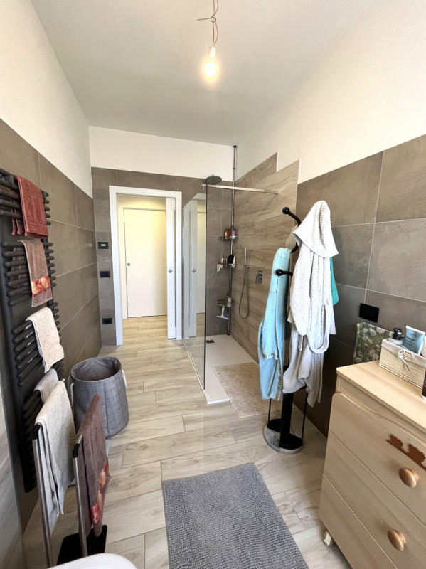 POJANA MAGGIORE: In contesto condominiale di tre unità, porzione abitativa sviluppata su tre live...