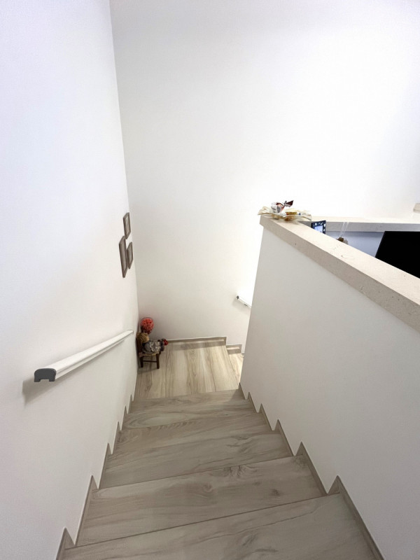 POJANA MAGGIORE: In contesto condominiale di tre unità, porzione abitativa sviluppata su tre live...