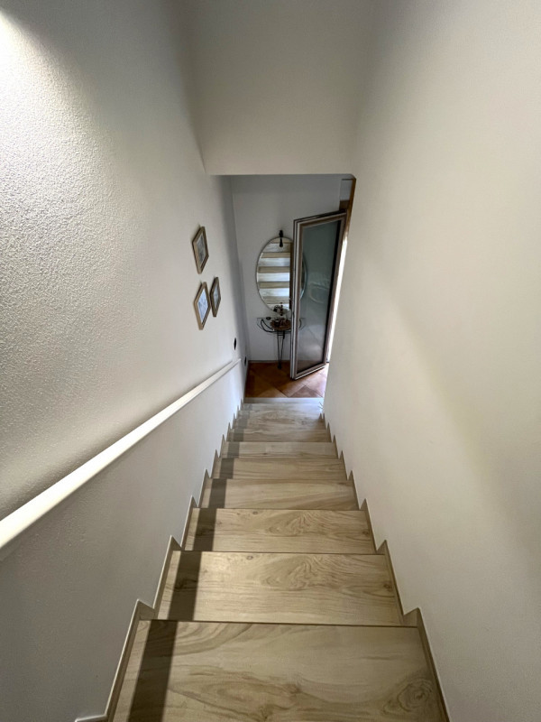 POJANA MAGGIORE: In contesto condominiale di tre unità, porzione abitativa sviluppata su tre live...