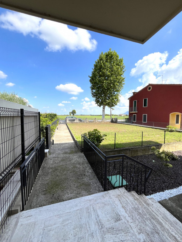 POJANA MAGGIORE: In contesto condominiale di tre unità, porzione abitativa sviluppata su tre live...