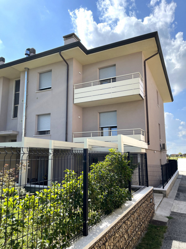 POJANA MAGGIORE: In contesto condominiale di tre unità, porzione abitativa sviluppata su tre live...