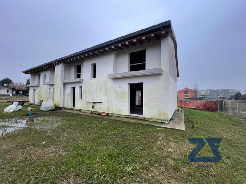 Bifamiliare in vendita a Castelminio di Resana - attualmente al grezzo
Nuova concezione caratteri...