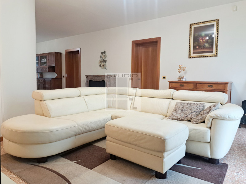 Proponiamo in vendita bifamiliare in classe energetica A2.
La casa gode di totale indipendenza, i...