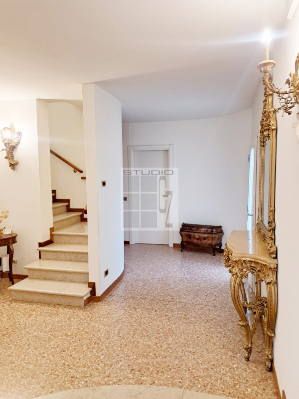 Proponiamo in vendita bifamiliare in classe energetica A2.
La casa gode di totale indipendenza, i...