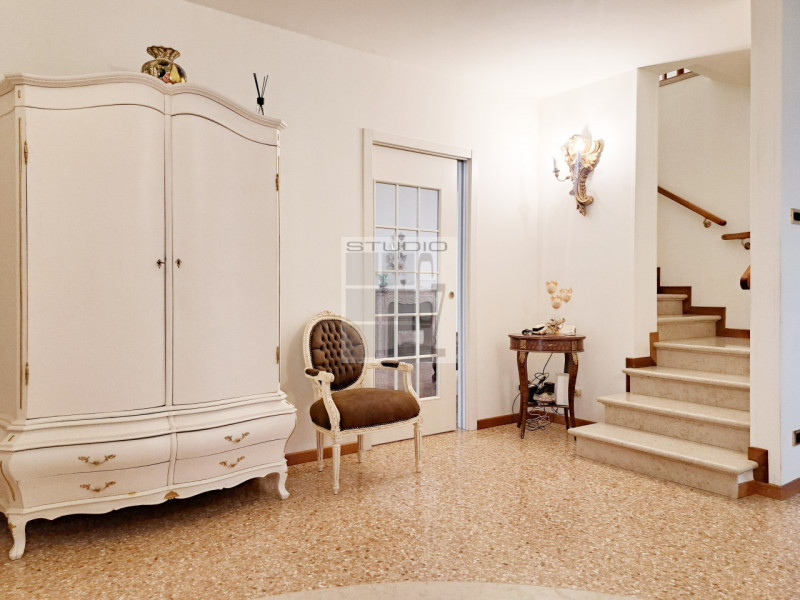 Proponiamo in vendita bifamiliare in classe energetica A2.
La casa gode di totale indipendenza, i...