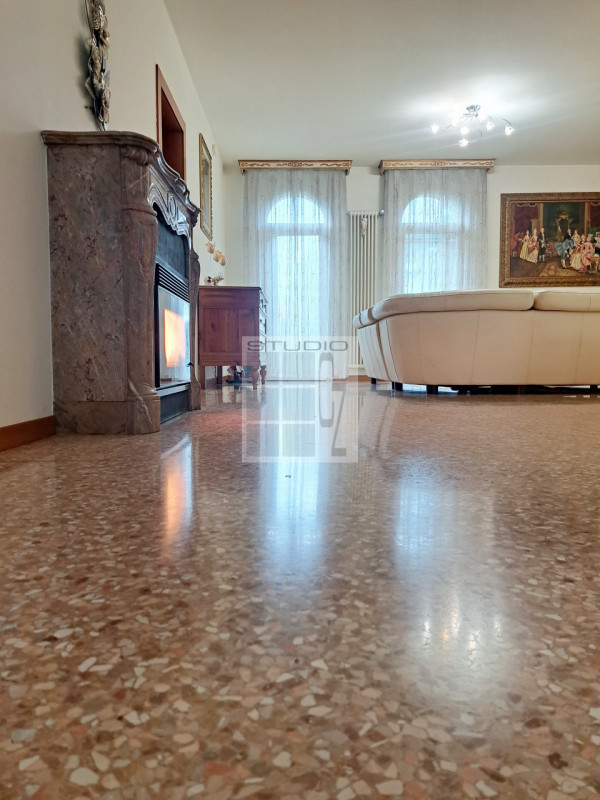 Proponiamo in vendita bifamiliare in classe energetica A2.
La casa gode di totale indipendenza, i...