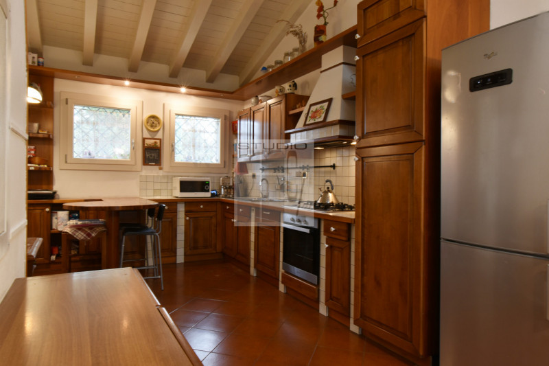 Proponiamo in vendita bifamiliare in classe energetica A2.
La casa gode di totale indipendenza, i...