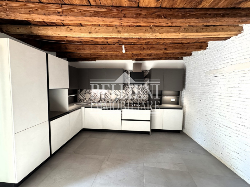 CENTRO STORICO: Appartamento al piano primo appena ristrutturato. L'immobile si compone da soggio...