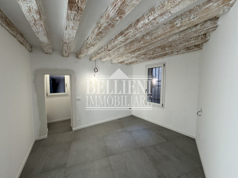 CENTRO STORICO: Appartamento al piano primo appena ristrutturato. L'immobile si compone da soggio...