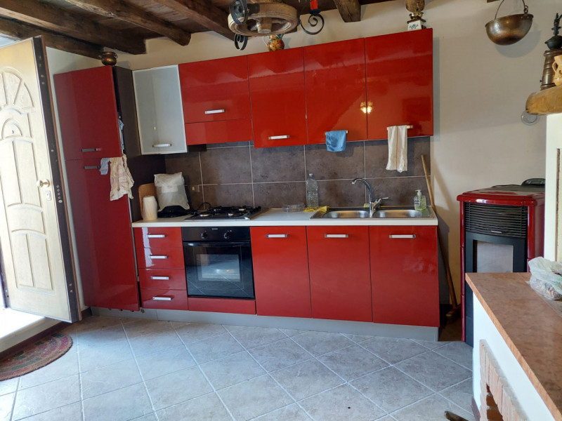 Proponiamo in vendita una graziosa casa a schiera porzione centrale di circa 120 mq situata nella...