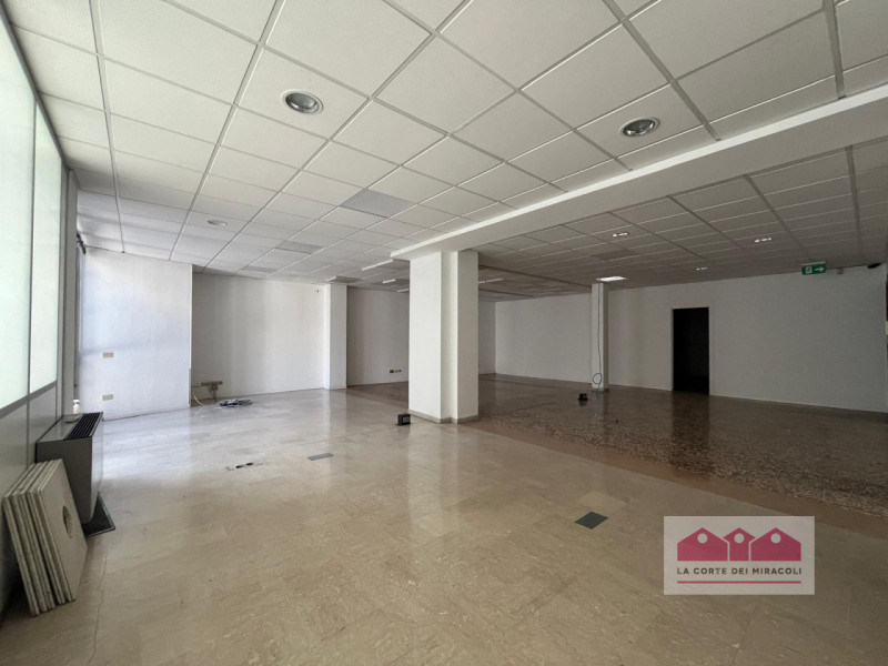 CORSO SAN FELICE: UFFICIO DI 550 MQ IN CONTESTO STORICO COMPOSTO DA INGRESSO, 11 VANI, 2 GRANDI S...