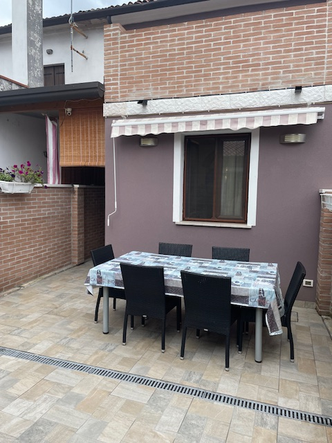 Situata nel centro del comune di Masi, proponiamo una splendida casa a schiera centrale che offre...