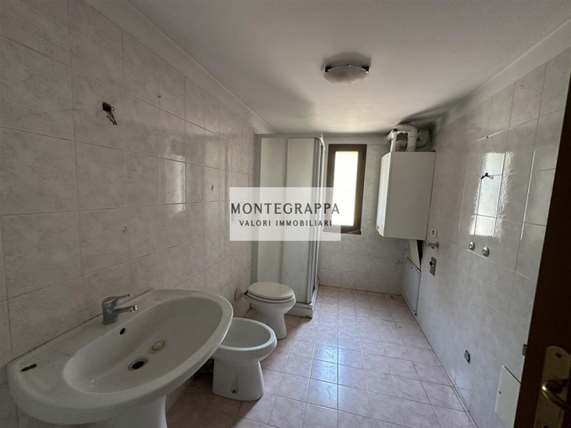 Situata nel cuore del paese, proponiamo in vendita casa singola pronta da vivere perfetta per chi...