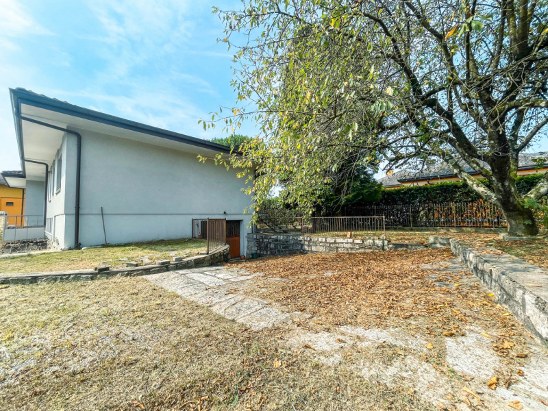 Freistehendes Haus zum Verkauf in Bolzano Novarese, mit Garten.