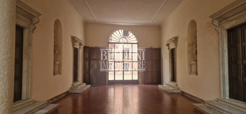 CENTRO STORICO: In palazzo storico ubicato in posizione strategica proponiamo al primo piano appa...