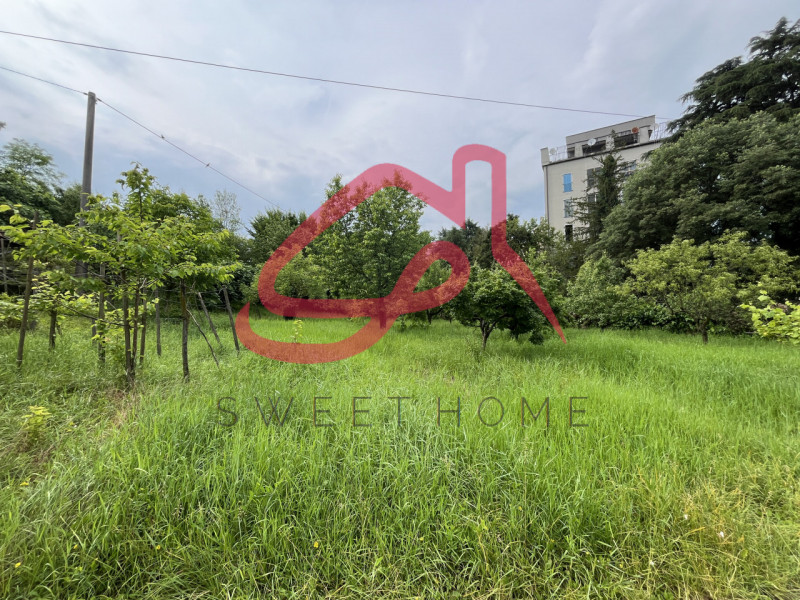 Conegliano (Parè): in lotto di circa 2 mila metri, villa singola con fabbricato principale e depe...