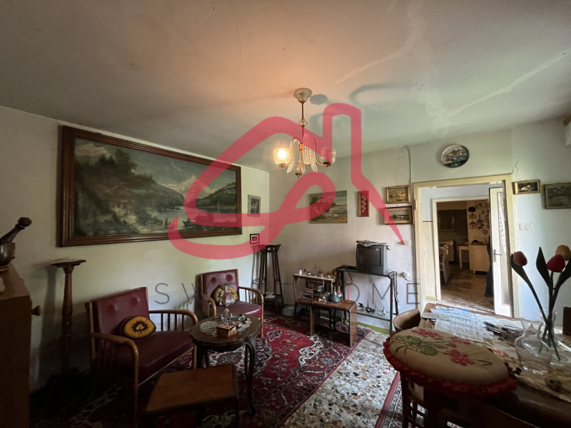 Conegliano (Parè): in lotto di circa 2 mila metri, villa singola con fabbricato principale e depe...