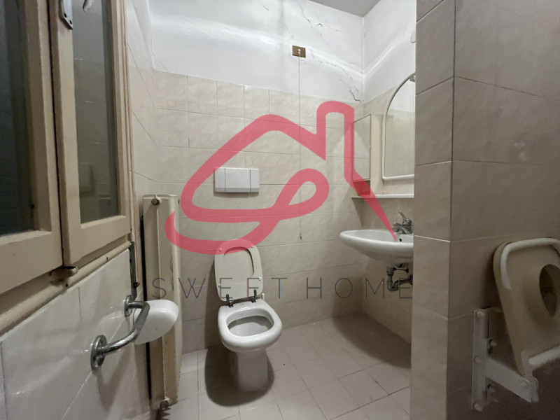 Conegliano (Parè): in lotto di circa 2 mila metri, villa singola con fabbricato principale e depe...