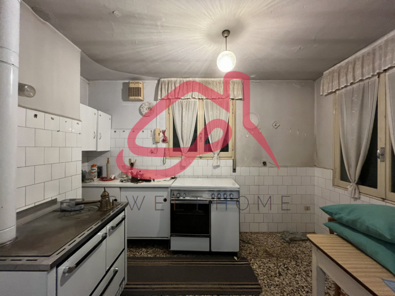 Conegliano (Parè): in lotto di circa 2 mila metri, villa singola con fabbricato principale e depe...