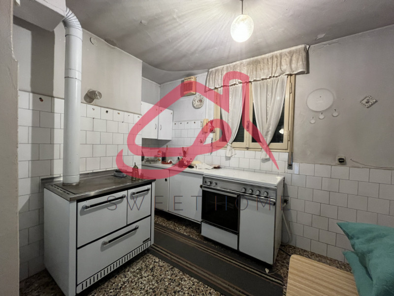 Conegliano (Parè): in lotto di circa 2 mila metri, villa singola con fabbricato principale e depe...