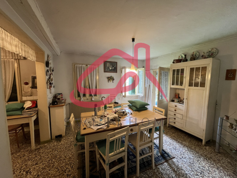 Conegliano (Parè): in lotto di circa 2 mila metri, villa singola con fabbricato principale e depe...