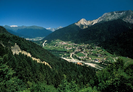 Nel tranquillo contesto residenziale di Piano Arta, nel comune di Arta Terme, proponiamo in vendi...