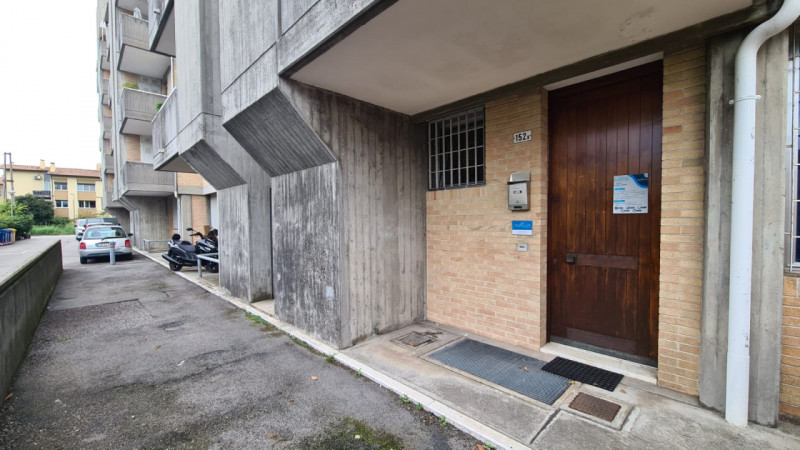 Situato nel cuore di Castelfranco Veneto, in Borgo Treviso,  ufficio al piano terra in una zona d...