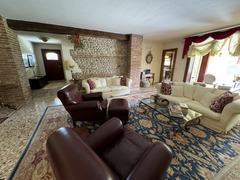 Rif.BC-160 (per info +39 3939878704 Daniel)

A Bassano del Grappa, in una delle zone più esclusiv...