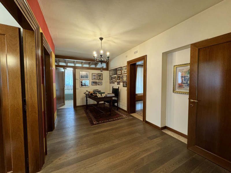 Rif.BC-160 (per info +39 3939878704 Daniel)

A Bassano del Grappa, in una delle zone più esclusiv...