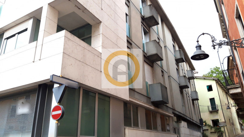 Nel cuore di Schio, proponiamo in vendita appartamento ultimo piano completamente ristrutturato, ...