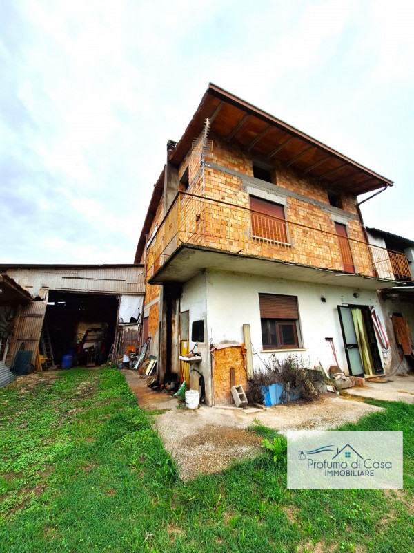 CAMPODARSEGO LOC. SANT'ANDREA - Immersa in un contesto verdeggiante residenziale, proponiamo in e...
