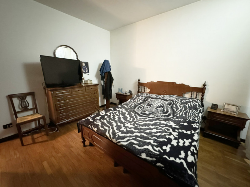 COMPOSIZIONE:
Abitazione bifamiliare, sviluppata in un unico piano, composta da ampio salotto con...