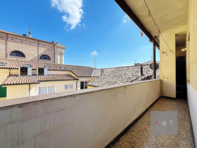 Appartamento situato in centro storico di fronte a Piazza G. Scalco, al piano secondo in contesto...