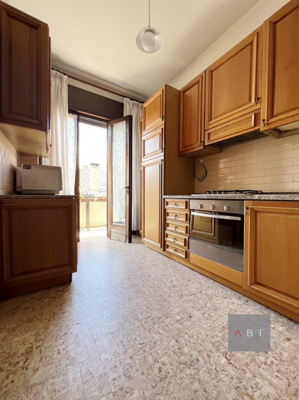 Appartamento situato in centro storico al piano secondo in contesto di 4 unità e composto di: ing...