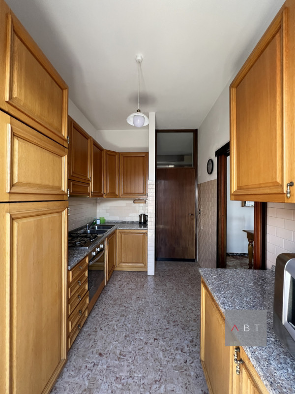 Appartamento situato in centro storico al piano secondo in contesto di 4 unità e composto di: ing...