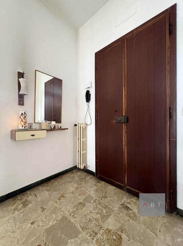 Appartamento situato in centro storico al piano secondo in contesto di 4 unità e composto di: ing...