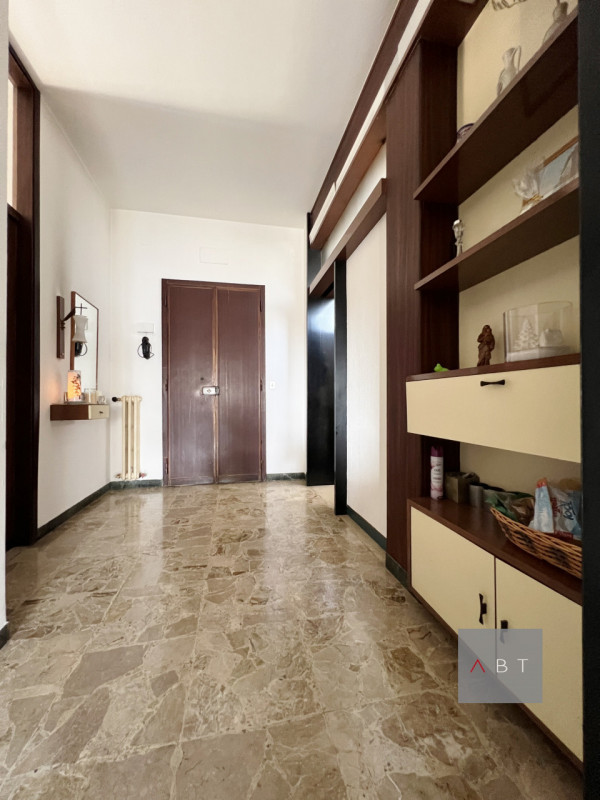 Appartamento situato in centro storico al piano secondo in contesto di 4 unità e composto di: ing...