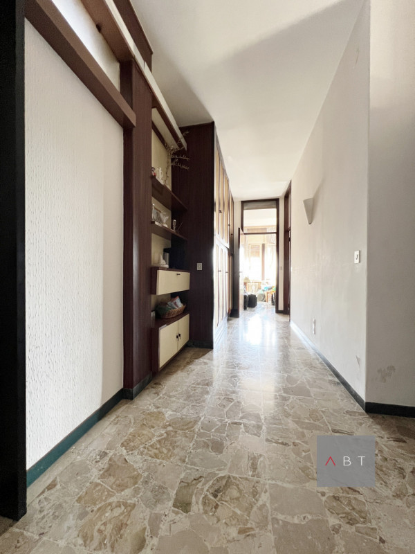 Appartamento situato in centro storico al piano secondo in contesto di 4 unità e composto di: ing...