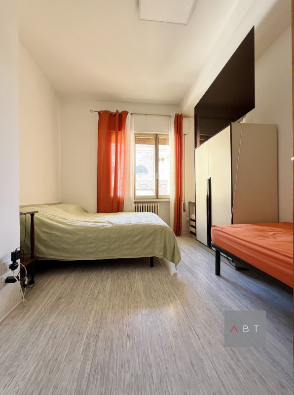 Appartamento situato in centro storico al piano secondo in contesto di 4 unità e composto di: ing...